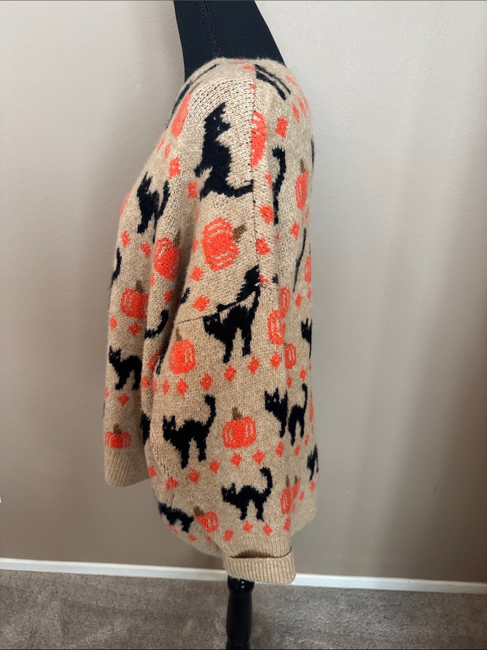 Vince Camuto Beige Crewneck Sweater with Black Cats & Orange Pumpkins - Picture 5 of 9